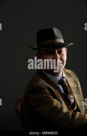 Portrait de Marc Allum, expert en antiquités Banque D'Images