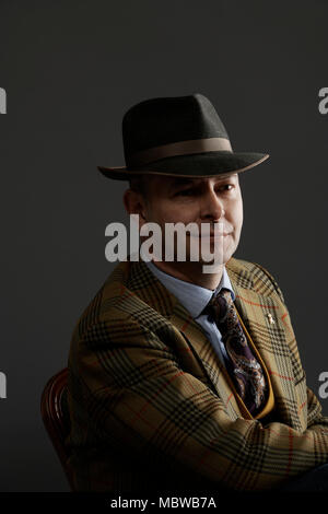 Portrait de Marc Allum, expert en antiquités Banque D'Images