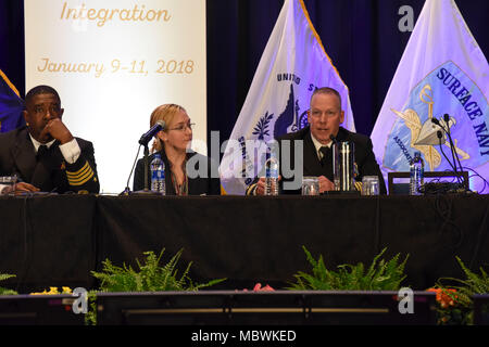 180110-N-EX237-053 CRYSTAL CITY, en Virginie (janv. 10, 2018) Le Capitaine Steve Murray aborde au cours de la guerre de surface présence Domains-Integrating à gagner à la surface du panneau de l'Association Marine 30e colloque national. Le colloque de cette année se concentre sur les forces de surface et l'intégration inter-domaines, mise en évidence des procédures communes et exercices combinés à travers l'air, de la terre, maritime, de l'espace et le cyberespace dans les domaines de la préparation d'un plus puissant et intégré Naval Surface active. (U.S. Photo par marine Spécialiste de la communication de masse 2e classe Lauren K. Jennings/libérés) Banque D'Images