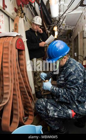 180111-N-OX360-013 Portsmouth (Virginie (janv. 11, 2018) Technicien en électronique d'aviation 3ème classe Jimks de Stevie, Richland, N.C., droite, effectue un contrôle sur place une buse variable avec le chef d'équipage, Bolyard Equipmentman Survie Joshua de Kingwood, W.Va., à bord du porte-avions USS Dwight D. Eisenhower (CVN 69)(IKE). Ike est l'objet d'une disponibilité progressive prévue (PIA) au chantier naval de Norfolk au cours de la phase d'entretien de la flotte (Plan d'intervention optimisés OFRP). (U.S. Photo par marine Spécialiste de la communication de masse) Norket Matelot James Banque D'Images