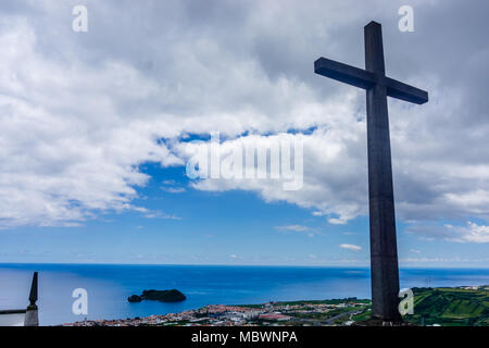 La Croix avec les nuages en arrière-plan. Açores Banque D'Images