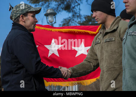 Secrétaire de l'Armée Mark T. Esper awards SPC. James Marlow, un technicien radar affecté à la Force opérationnelle combinée Defender, 35e Brigade d'artillerie de défense aérienne, avec une armée de monnaie traditionnelle à Seongju, Corée du Sud, le 10 janvier 2018. Esper a visité la Corée pour discuter avec des unités de préparation à travers le théâtre coréen et d'informer les familles, les soldats et les civils sur son poste et les politiques comme le secrétaire de l'armée au cours de sa visite de trois jours. (U.S. Photo de l'armée par le sergent. Carl Greenwell) Banque D'Images