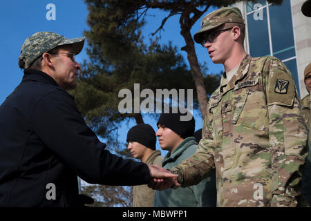 Secrétaire de l'Armée Mark T. Esper awards SPC. Hess de la Force opérationnelle combinée Defender, 35e Brigade d'artillerie de défense aérienne, une armée de monnaie traditionnelle à Seongju, Corée du Sud, le 10 janvier 2018. Esper a visité la Corée pour discuter avec des unités de préparation à travers le théâtre coréen et d'informer les familles, les soldats et les civils sur son poste et les politiques comme le secrétaire de l'armée au cours de sa visite de trois jours. (U.S. Photo de l'armée par le sergent. Carl Greenwell) Banque D'Images