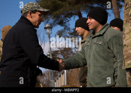 Secrétaire de l'Armée Mark T. Esper awards SPC. Luis Gonzalez, un infirmier de combat du 2e Bataillon, 1e Régiment d'artillerie de défense aérienne, 35e Brigade d'artillerie de défense aérienne, une armée de monnaie traditionnelle à Seongju, Corée du Sud, le 10 janvier 2018. Esper a visité la Corée pour discuter avec des unités de préparation à travers le théâtre coréen et d'informer les familles, les soldats et les civils sur son poste et les politiques comme le secrétaire de l'armée au cours de sa visite de trois jours. (U.S. Photo de l'armée par le sergent. Carl Greenwell) Banque D'Images