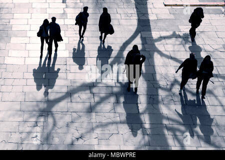 Ombres et silhouettes de personnes autour de la fête de la jetée et le Royal Festival Hall sur la rive sud de la Tamise, vu de Waterloo Bridge. Banque D'Images