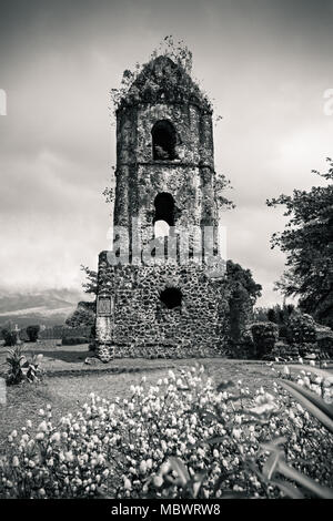 Ruines de Cagsawa sont les vestiges d'une église franciscaine du 18ème siècle, construit en 1724 et détruit par l'éruption de 1814 du volcan Mayon. Banque D'Images