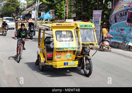 BORACAY, PHILIPPINES - 04 mars : Tricycle sur la rue, le 04 mars, 2013, Boracay, Philippines. Tricycles motorisés sont un moyen courant de tra Banque D'Images