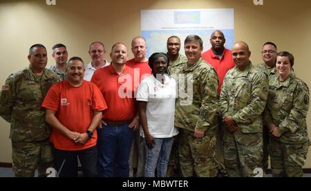 Le projet de loi de matériaux, ou BOM Squad, Groupe de travail du personnel de restauration Alimentation, U.S. Army Corps of Engineers, est : (de gauche à droite) Le Sgt. 1re classe Juan Ortiz-Feliciano, Joseph Barajas, Tim Thompson, L'Tanya "Tammi" Jeffries, le Major Stewart A. Cathey Jr., Capt Cesar Zayas, 1er lieutenant Jillian Longacre, Capt Justin Yellico, Randy Crapps, Darren Branham, le major Gerald W. Alphonse Lonclas III, Daniel S. Brown, et le Major Jésus Perez. La MOB Squad a pour mission d'identifier et d'acquérir les matériaux, maintenir leur responsabilité, et de distribution de ce matériel le plus rapidement possible à la main-d'œuvre du contrat la restauration les élus Banque D'Images