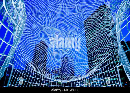 Vue en soirée à partir de l'intérieur de la sculpture intitulée 'Wonderland' par Jaume Plensa. L'ARC Tower, Calgary, Alberta, Canada Banque D'Images