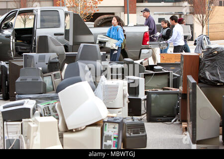 Les bénévoles aident les gens dans les voitures quittent l'électronique et d'autres éléments à un événement de recyclage le 23 novembre 2013 à Lawrenceville, GA. Banque D'Images