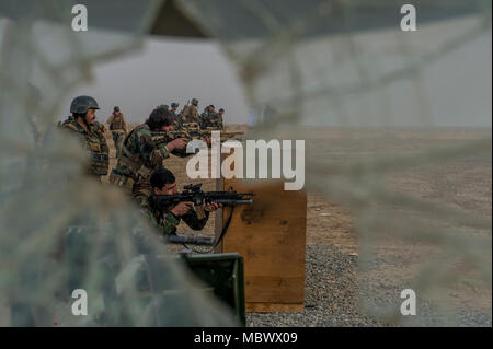 10e opération spéciale Commandos Kandak mener de petites armes à feu barrière exercices pendant une série de gammes de compétence d'armes au camp Pamir, province de Kunduz, Afghanistan, le 13 janvier 2018. Les opérateurs spéciaux continuent de faire pression sur les Taliban par une vigoureuse campagne d'hiver dans le nord du pays. (U.S. Photo de l'Armée de l'air par la Haute Airman Sean Carnes) Banque D'Images