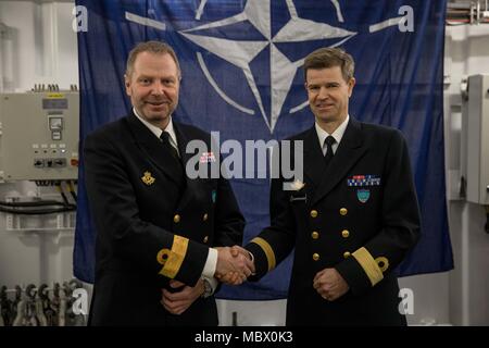 Les commandants sortants et entrants du SNMG1 se serrent la main lors de la cérémonie de changement de commandement à Bergen, Norvège, le 15 janvier 2018. L'image d'archives enregistre la remise sous forme de tirage photographique historique. Banque D'Images
