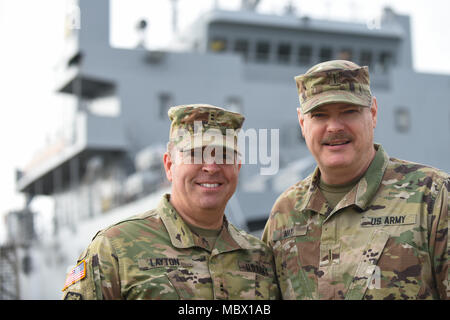 Gauche, l'Adjudant-chef de l'armée américaine 2 Nathaniel Layton, 97e compagnie de transport, 7e brigade expéditionnaire) transport (ingénieur en chef, et l'Adjudant-chef Patrick 5 mai, Bureau du directeur des transports maritimes, directeur en chef de qualification posent pour une photo à proximité d'un navire de soutien logistique amarré au troisième port at Joint Base Langley-Eustis, Va., 11 janvier 2018. Layton et mai, cousins, reconnecté après avoir été en poste à Fort Eustis. (U.S. Photo de l'Armée de l'air par la Haute Airman Kaylee Dubois) Banque D'Images