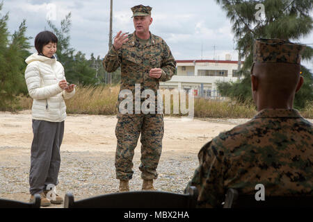 CAMP SCHWAB, Okinawa, Japon- Le Colonel Kevin Norton exprime sa gratitude pour la construction d'un nouveau poste au cours de l'échange cérémonie du 11 janvier à bord de Camp Schwab, Okinawa, Japon. Le plan pour le nouvel échange apportera une meilleure sélection d'articles et de commodité pour les Marines stationnés sur la bases du Nord. Les plans ont également révélé la construction d'un nouveau bureau de poste et banque à être intégré dans l'échange. Norton est le commandant du camp Camp de Schwab. (U.S. Marine Corps photo de la FPC. Nicole Rogge) Banque D'Images