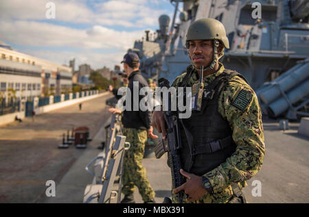 180116-N-KA046-0345 Alexandrie, Egypte (janvier 1985). 16, 2017) - Technicien en systèmes d'information Seaman Ottis Peterson se regarder comme à l'endroit rover à bord de la classe Arleigh Burke destroyer lance-missiles USS Carney (DDG 64), à Alexandrie, Égypte, 16 janvier 2018. Carney, l'avant-déployé à Rota, est sur sa quatrième patrouille dans la 5e flotte américaine zone d'opérations à l'appui d'opérations de sécurité maritime pour rassurer les alliés et les partenaires et de préserver la liberté de navigation et de libre-échange du commerce dans la région. (U.S. Photo par marine Spécialiste de la communication de masse 2e classe James R. Turner/libérés) Banque D'Images