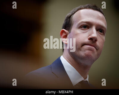 Washington, USA. Apr 11, 2018. Facebook PDG Mark Zuckerberg témoigne devant le Comité de l'énergie et du Commerce de la Chambre sur la colline du Capitole à Washington, DC, États-Unis, le 11 avril 2018. Credit : Ting Shen/Xinhua/Alamy Live News Banque D'Images