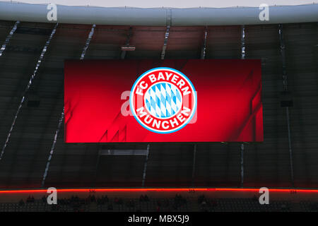 Munich, Allemagne. Apr 11, 2018. Football FC Bayern Munich, Munich, le 11 avril 2018 avec l'écran logo FCB FC BAYERN MUNICH - FC Séville 0-0 Quart de finale de la Ligue des Champions, Munich, Avril 03, 2018, saison 2017-2018 Crédit : Peter Schatz/Alamy Live News Banque D'Images