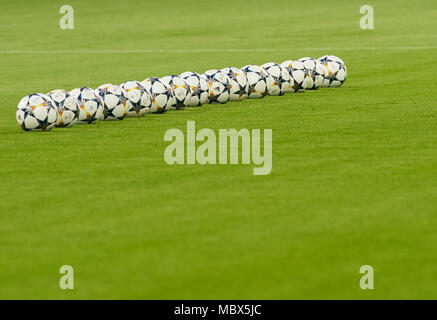 Munich, Allemagne. Apr 11, 2018. Football FC Bayern Munich, Munich, le 11 avril, 2018 balles, ballon officiel adidas FC BAYERN MUNICH - FC Séville 0-0 Quart de finale de la Ligue des Champions, Munich, Avril 03, 2018, saison 2017-2018 Crédit : Peter Schatz/Alamy Live News Banque D'Images