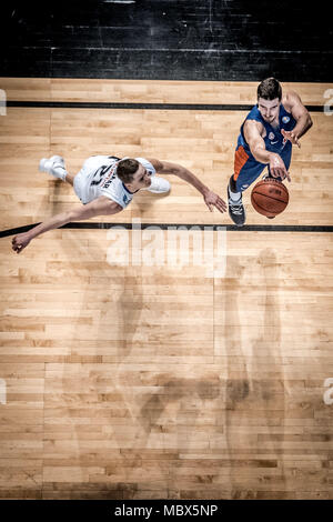Tallinn, Tallinn, Estonie. Apr 11, 2018. Nando de Colo de CSKA Moscou contre un tir de JÃµesaar Janari BC Kalev Cramo durant la VTB United League jeu comme BC Kalev Cramo a perdu 95:105 pour le CSKA Moscou à Saku Suurhall à Tallinn. Credit : Hendrik Osula SOPA/Images/ZUMA/Alamy Fil Live News Banque D'Images