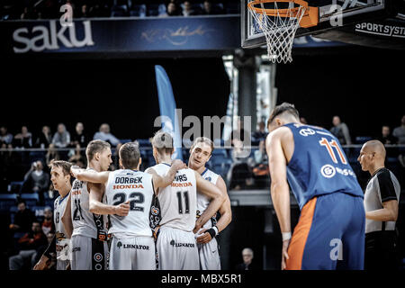 Tallinn, Tallinn, Estonie. Apr 11, 2018. Les joueurs de BC Kalev Cramo vu pendant le match de Ligue des VTB que BC Kalev Cramo a perdu 95:105 pour le CSKA Moscou à Saku Suurhall à Tallinn. Credit : Hendrik Osula SOPA/Images/ZUMA/Alamy Fil Live News Banque D'Images
