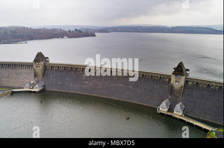 22 janvier 2018, l'Allemagne, Soest : Vue aérienne du barrage Moehne(pris avec un drohne). Dans la nuit du 17 mai 1943, les forces de l'Air britannique ont bombardé la Moehne barrage, à l'aide d'une bombe spéciale conçue à cet effet. Le bombardement a entraîné une vague géante, qui sort de la Ruhr par Odense à la Ruhr. Photo : Julian Stratenschulte/dpa Banque D'Images