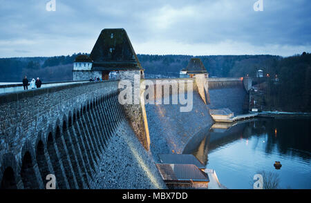 22 janvier 2018, l'Allemagne, Soest : projecteurs éclairant la Moehne barrage. Dans la nuit du 17 mai 1943, les forces de l'Air britannique ont bombardé la Moehne barrage, à l'aide d'une bombe spéciale conçue à cet effet. Le bombardement a entraîné une vague géante, qui sort de la Ruhr par Odense à la Ruhr. Photo : Julian Stratenschulte/dpa Banque D'Images