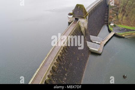 22 janvier 2018, l'Allemagne, Soest : Vue aérienne du barrage Moehne(pris avec un drohne). Dans la nuit du 17 mai 1943, les forces de l'Air britannique ont bombardé la Moehne barrage, à l'aide d'une bombe spéciale conçue à cet effet. Le bombardement a entraîné une vague géante, qui sort de la Ruhr par Odense à la Ruhr. Photo : Julian Stratenschulte/dpa Banque D'Images