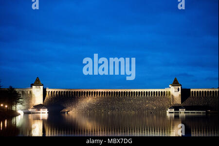 22 janvier 2018, l'Allemagne, Soest : projecteurs éclairant la Moehne barrage. Dans la nuit du 17 mai 1943, les forces de l'Air britannique ont bombardé la Moehne barrage, à l'aide d'une bombe spéciale conçue à cet effet. Le bombardement a entraîné une vague géante, qui sort de la Ruhr par Odense à la Ruhr. Photo : Julian Stratenschulte/dpa Banque D'Images