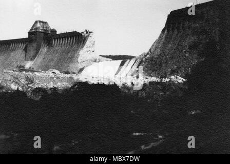 22 janvier 2018, l'Allemagne, Soest : Barrage de Moehne détruit. Dans la nuit du 17 mai 1943, les forces de l'Air britannique ont bombardé la Moehne barrage, à l'aide d'une bombe spéciale conçue à cet effet. Le bombardement a entraîné une vague géante, qui sort de la Ruhr par Odense à la Ruhr. Photo : Julian Stratenschulte/dpa Banque D'Images