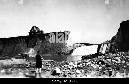 Déposée - 22 janvier 2018, l'Allemagne, Soest : un enfant debout en face de l'barrage détruit de Moehne valley. Dans la nuit du 17 mai 1943, les forces de l'Air britannique ont bombardé la Moehne barrage, à l'aide d'une bombe spéciale conçue à cet effet. Le bombardement a entraîné une vague géante, qui sort de la Ruhr par Odense à la Ruhr. Photo : Julian Stratenschulte/dpa Banque D'Images