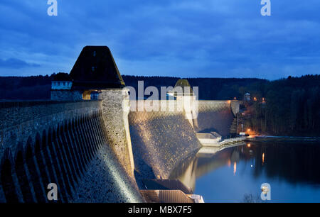 22 janvier 2018, l'Allemagne, Soest : projecteurs éclairant la Moehne barrage. Dans la nuit du 17 mai 1943, les forces de l'Air britannique ont bombardé la Moehne barrage, à l'aide d'une bombe spéciale conçue à cet effet. Le bombardement a entraîné une vague géante, qui sort de la Ruhr par Odense à la Ruhr. Photo : Julian Stratenschulte/dpa Banque D'Images