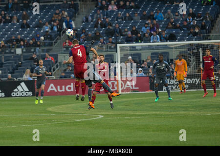 New York, NY - 11 Avril 2018 : David Horst (4) de Real Salt Lake contrôle la balle pendant les match contre l'NYCFC MLS Yankee Stadium sur NYCFC a gagné 4 - 0 Crédit : lev radin/Alamy Live News Banque D'Images
