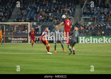 New York, NY - 11 Avril 2018 : David Horst (4) de Real Salt Lake contrôle la balle pendant les match contre l'NYCFC MLS Yankee Stadium sur NYCFC a gagné 4 - 0 Crédit : lev radin/Alamy Live News Banque D'Images