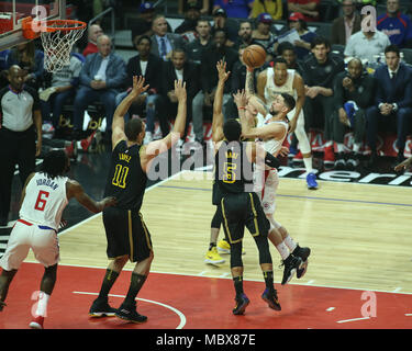 Los Angeles, CA, USA. Apr 11, 2018. LA Clippers guard Austin Rivers (25) allant jusqu'à un tir au cours de la Los Angeles Lakers vs Los Angeles Clippers au Staples Center le 11 avril 2018. (Photo par Jevone Moore) Credit : csm/Alamy Live News Banque D'Images