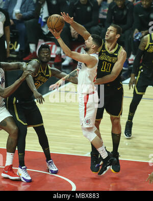 Los Angeles, CA, USA. Apr 11, 2018. LA Clippers guard Austin Rivers (25) shoting autour de Los Angeles Lakers center Brook Lopez (11) au cours de la Los Angeles Lakers vs Los Angeles Clippers au Staples Center le 11 avril 2018. (Photo par Jevone Moore) Credit : csm/Alamy Live News Banque D'Images