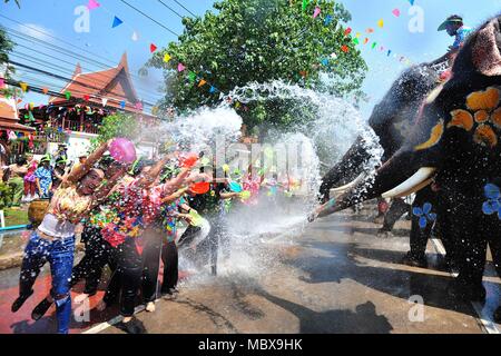 Bangkok, Thaïlande. Apr 11, 2018. Les éléphants de l'eau sur les touristes au cours d'une célébration pour le prochain Songkran festival à Ayutthaya, Thaïlande, le 11 avril 2018. Songkran, également connu sous le nom de la fête de l'eau, est célébré en Thaïlande comme le traditionnel jour de l'an, qui commencera le 13 avril. Credit : Rachen Sageamsak/Xinhua/Alamy Live News Banque D'Images