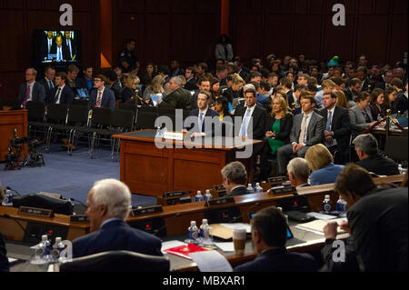 Mark Zuckerberg, cofondateur et PDG de Facebook, témoigne devant une réunion conjointe de la commission du Sénat des États-Unis sur le pouvoir judiciaire et le comité du Sénat américain sur le commerce, les sciences, et de transport au cours d'une audience pour examiner Facebook, en ce qui a trait à la vie privée et les médias sociaux l'utilisation et l'abus des données, sur la colline du Capitole à Washington, DC le mardi 10 avril, 2018. Credit : Ron Sachs/CNP (restriction : NO New York ou le New Jersey Journaux ou journaux dans un rayon de 75 km de la ville de New York) - AUCUN FIL SERVICE - Photo : Ron Sachs/consolidé/dpa Banque D'Images