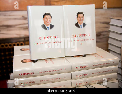 Londres, Royaume-Uni. Apr 11, 2018. Photo prise le 11 avril 2018 montre un ensemble de livres de la versions multilingues du deuxième volume de "Xi Jinping : la gouvernance de la Chine" à la cérémonie de lancement à Londres, Grande-Bretagne. Le livre a été lancé à Londres mercredi. Credit : Isabel Infantes/Xinhua/Alamy Live News Banque D'Images