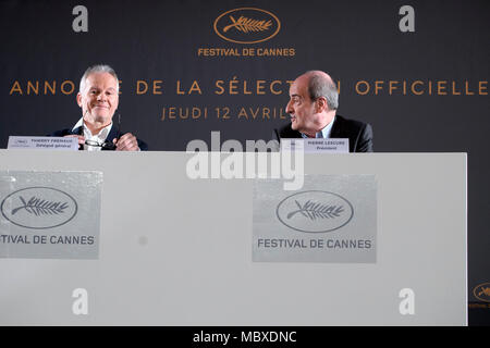 Paris. Apr 12, 2018. Le président du Festival du Film de Cannes Pierre Lescure (R) et délégué général Thierry Fremaux assister à une conférence de presse à Paris, France le 12 avril 2018. Le comité de Festival du Film de Cannes a tenu une conférence de presse jeudi pour annoncer cette année, la sélection officielle. Crédit : Chen Yichen/Xinhua/Alamy Live News Banque D'Images