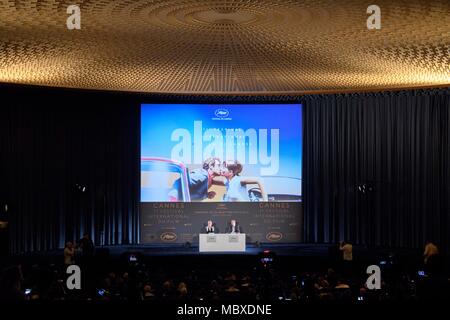 Paris. Apr 12, 2018. Le président du Festival du Film de Cannes Pierre Lescure (R) et délégué général Thierry Fremaux assister à une conférence de presse à Paris, France le 12 avril 2018. Le comité de Festival du Film de Cannes a tenu une conférence de presse jeudi pour annoncer cette année, la sélection officielle. Crédit : Chen Yichen/Xinhua/Alamy Live News Banque D'Images