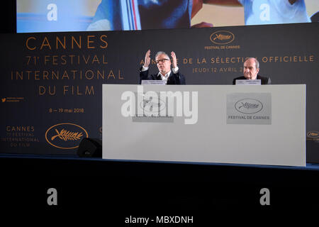 Paris. Apr 12, 2018. Le président du Festival du Film de Cannes Pierre Lescure (R) et délégué général Thierry Fremaux assister à une conférence de presse à Paris, France le 12 avril 2018. Le comité de Festival du Film de Cannes a tenu une conférence de presse jeudi pour annoncer cette année, la sélection officielle. Crédit : Chen Yichen/Xinhua/Alamy Live News Banque D'Images