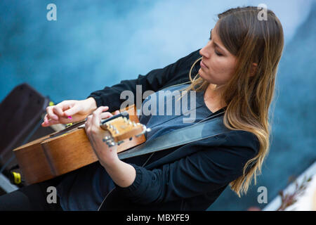 Francfort/Main, Allemagne. 11 avril, 2018. Hanne Kah, auteur-compositeur allemand, effectue à Musikmesse Frankfurt, le commerce équitable pour instruments de musique, partitions de musique, la production et la commercialisation. Crédit : Christian Lademann Banque D'Images