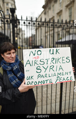 Downing Street, London, UK. 12 avril 2018. Deux manifestants se tient en dehors de Downing Street tenue pendant la réunion du Cabinet des bannières pour discuter de la Syrie des frappes aériennes. Crédit : Matthieu Chattle/Alamy Live News Banque D'Images