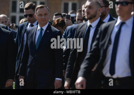 Oswiecim, Pologne. Apr 12, 2018. Le président d'Israël, Reuven Rivlin et le président de la Pologne, Andrzej Duda vu à l'ancien camp de la mort nazi d'Auschwitz-Birkenau allemande au cours de la 'Marche de la vie" à Oswiecim. La marche annuelle rend hommage aux victimes de l'Holocauste dans l'ancien camp de la mort nazi d'Auschwitz-Birkenau allemande dans le sud de la Pologne. Credit : Omar Marques/SOPA Images/ZUMA/Alamy Fil Live News Banque D'Images