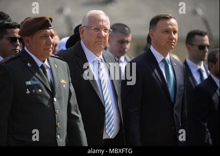 Oswiecim, Pologne. Apr 12, 2018. Le président d'Israël, Reuven Rivlin et le président de la Pologne, Andrzej Duda vu à l'ancien camp de la mort nazi d'Auschwitz-Birkenau allemande au cours de la 'Marche de la vie" à Oswiecim. La marche annuelle rend hommage aux victimes de l'Holocauste dans l'ancien camp de la mort nazi d'Auschwitz-Birkenau allemande dans le sud de la Pologne. Credit : Omar Marques/SOPA Images/ZUMA/Alamy Fil Live News Banque D'Images