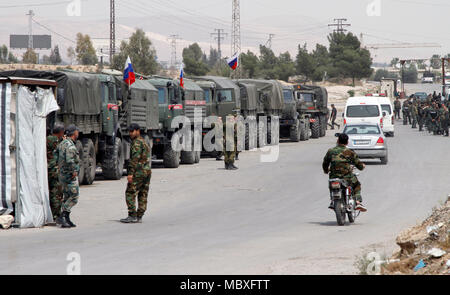 Damas, Syrie. Apr 12, 2018. Les forces de police militaires russes sont vus à l'Wafideen près de la ville de Douma, vers le nord-est de Damas, en Syrie, le 12 avril 2018. La police militaire russe a été envoyé à Douma, la ville au nord-est de la capitale syrienne, Damas, où une prétendue attaque chimique sur le week-end a tué plusieurs civils, le Ministère russe de La Défense a déclaré jeudi. Credit : Monsef Memeri/Xinhua/Alamy Live News Banque D'Images