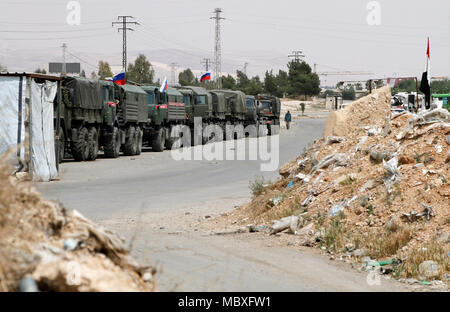 Damas, Syrie. Apr 12, 2018. Les forces de police militaires russes sont vus à l'Wafideen près de la ville de Douma, vers le nord-est de Damas, en Syrie, le 12 avril 2018. La police militaire russe a été envoyé à Douma, la ville au nord-est de la capitale syrienne, Damas, où une prétendue attaque chimique sur le week-end a tué plusieurs civils, le Ministère russe de La Défense a déclaré jeudi. Credit : Monsef Memeri/Xinhua/Alamy Live News Banque D'Images