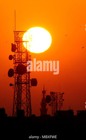 Damas. Apr 12, 2018. Photo prise le 12 avril 2018 montre le lever du soleil à Damas, capitale de la Syrie. Credit : Ammar Safarjalani/Xinhua/Alamy Live News Banque D'Images