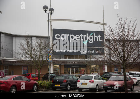 Kidderminster, Worcestershire. Apr 12, 2018. Carpetright sont pour fermer un quart de ses magasins situés dans un plan de restructuration après une baisse des ventes. Carpetright de fermer 25 % de leurs magasins. Un grand magasin Carpetright Worcestershire à Kidderminster occupée au parking en face du magasin Crédit : Alexandra Sharp/Alamy Live News Banque D'Images