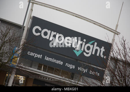 Kidderminster, Worcestershire. Apr 12, 2018. Carpetright ferment 25 % de leurs magasins. Carpetright sont pour fermer un quart de ses magasins situés dans un plan de restructuration après une baisse des ventes.Vue de face d'un signe au-dessus de l'Carpetright magasin Carpetright à Kidderminster worcestershire England Crédit : Alexandra Sharp/Alamy Live News Banque D'Images